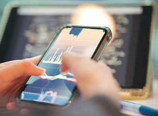 Investor meninjau proses transfer dan penarikan dana yang transparan