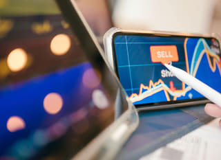 Trader multi-pasar yang menganalisis forex serta opsi Bitcoin dan Ethereum
